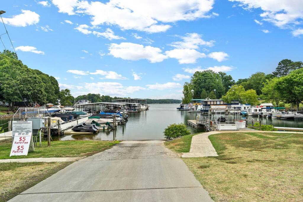 Cozy Lake Home - Jacuzzi King Bed Marina Access Mooresville Εξωτερικό φωτογραφία